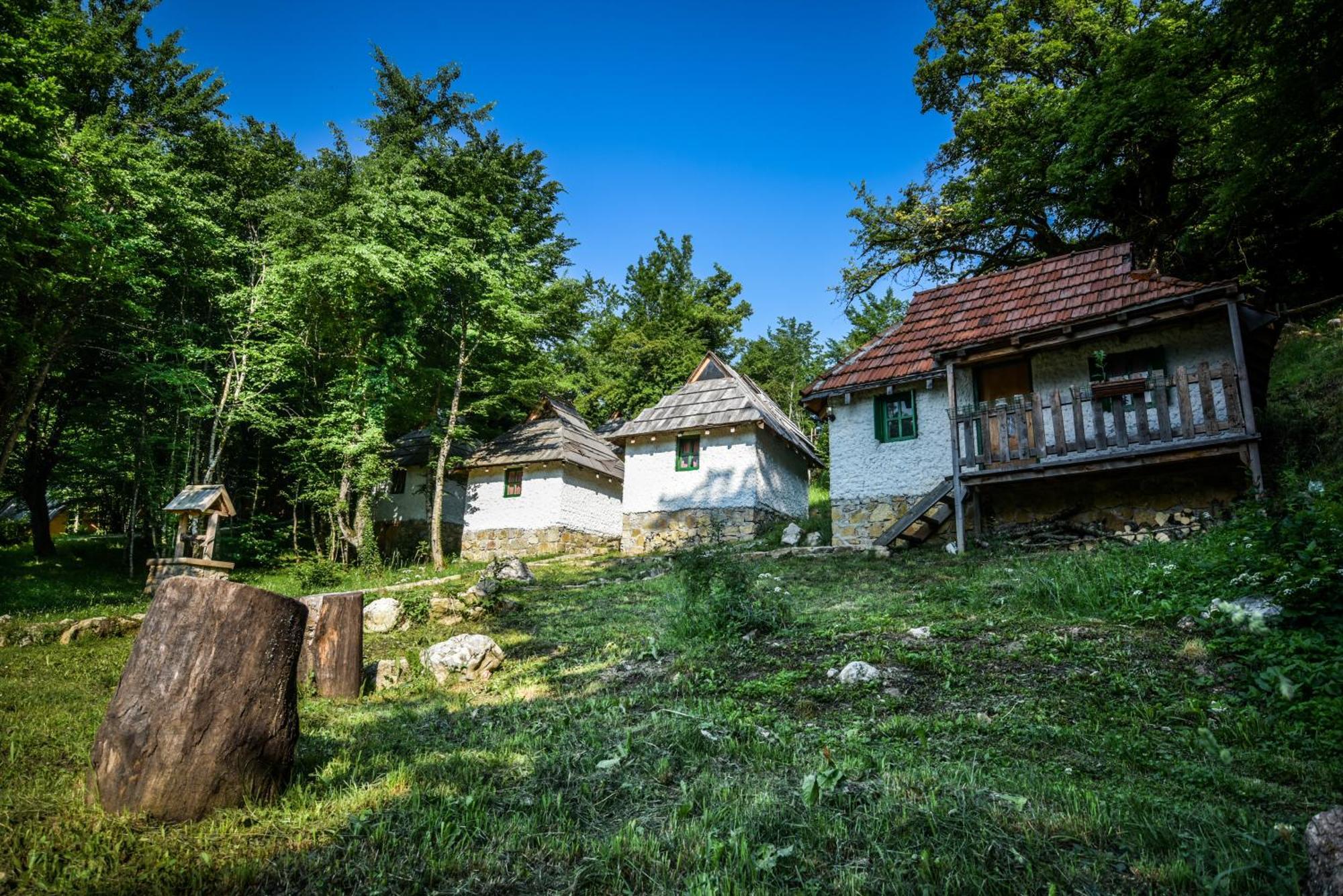 Camp Divlja Rijeka Hotel Hum ภายนอก รูปภาพ