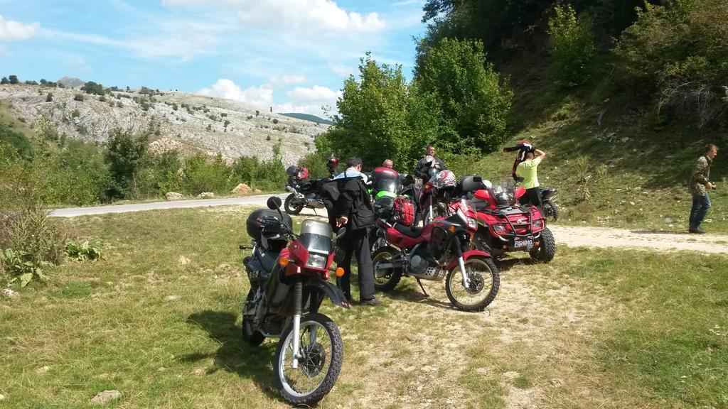 Camp Divlja Rijeka Hotel Hum ภายนอก รูปภาพ