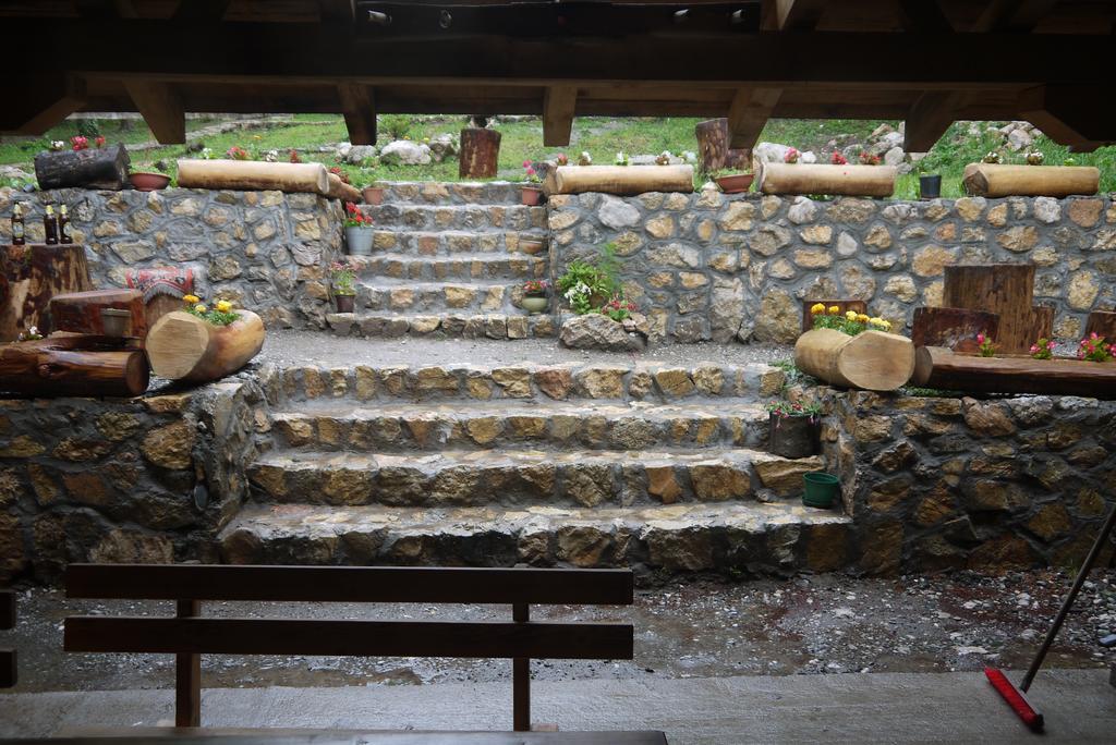 Camp Divlja Rijeka Hotel Hum ภายนอก รูปภาพ
